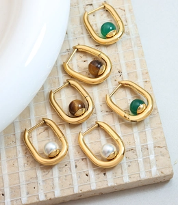 Boucles d'oreilles dorées en U avec perle blanche, agate verte et pierres œil de tigre