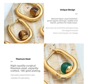 Détail de boucles d'oreilles en U plaquées or 18K avec oeil de tigre et agate verte