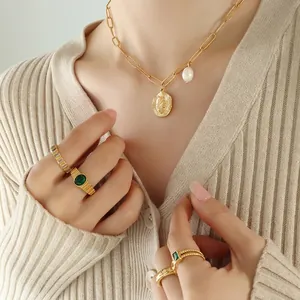 Retro Goldmünzen Halskette mit Perle und Smaragdschliff Ringe Set am Modell