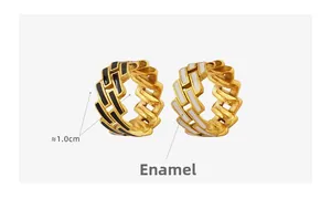 Détail des boucles d'oreilles en émail doré 1,0cm avec motif brique noir et blanc