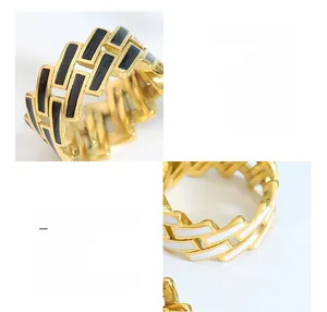 Détail d'une bague chaîne en acier titane plaqué or 18K avec finition émail noir et blanc