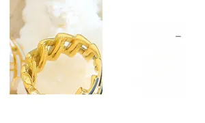 Détail d'une bague chaîne torsadée dorée avec des touches d'émail noir élégantes
