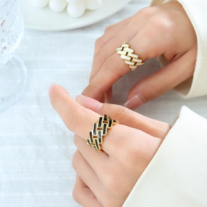 Bague Géométrique Acier Titane Plaqué Or 18K Émail Blanc Noir Barre Carrée Texture Chaîne Tissée Bijoux Pour Femmes