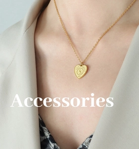 Gros plan d'un collier pendentif coeur doré avec gravure sur le cou d'un mannequin