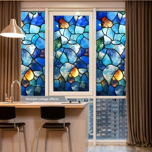 Détail du film de fenêtre mosaïque bleu et ambre montrant l'effet de collage décoratif