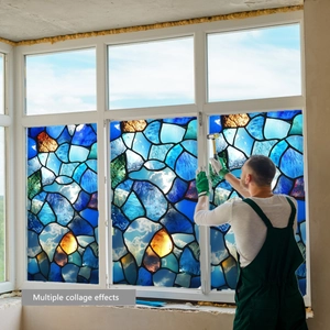 Détail du film pour fenêtre en vitrail bleu avec motif mosaïque lors de l'installation