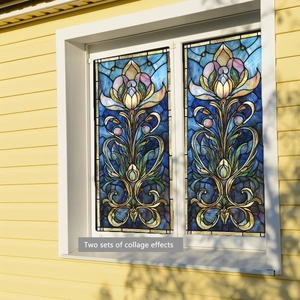 Détail de film décoratif pour vitre avec motif iris violet et effet vitrail bleu