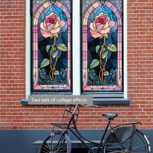 Détail de deux films pour fenêtres avec roses en vitrail sur un mur de briques