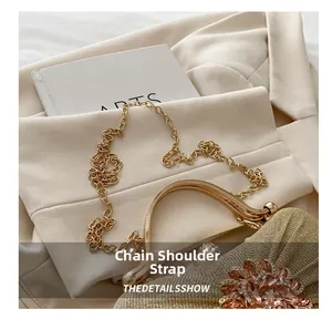 Détails de pochette de soirée plissée dorée avec fleur en cristal et bandoulière en chaîne
