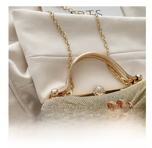 Détails de pochette de soirée dorée avec fleur en strass, poignée et bandoulière