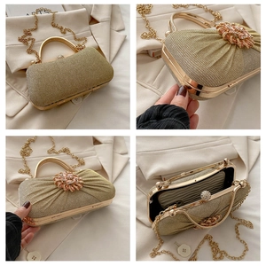 Détails de la pochette de soirée à paillettes dorées avec fleur en strass et chaîne
