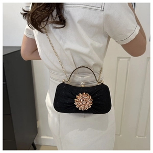 Pochette de soirée plissée noire avec fleur en strass champagne et chaîne dorée