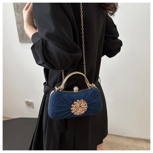 Pochette de soirée pailletée bleu foncé avec fermoir cristal fleur et chaîne dorée