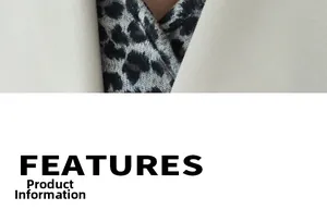 Détail du tissu tissé beige du blazer associé aux textures tricotées léopard