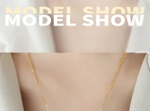 Gros plan d'un collier chaîne O plaqué or délicat sur un mannequin en blazer beige