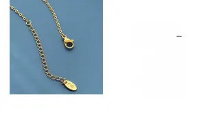 Détail du fermoir mousqueton en or 18K et poinçon K18 sur la chaîne de collier