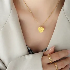 Collier avec pendentif cœur doré style français et ensemble de bagues assorties