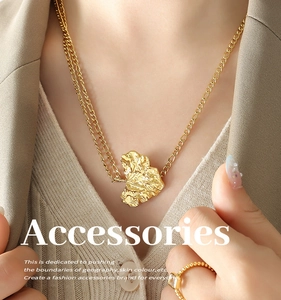 Detalle de collares en capas con colgante de hoja dorada sobre un modelo con estilo