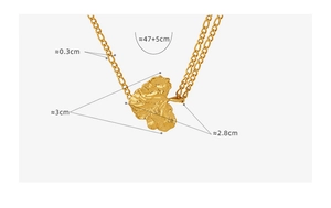 Detalle del colgante de hoja de oro martillado en cadena Figaro con dimensiones
