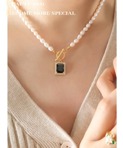 Details einer Süßwasserperlenkette mit schwarzem Zirkonia-Anhänger und goldenem OT-Verschluss