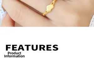 Gros plan d'une bague coeur dorée avec un design unique d'anneau en chaîne