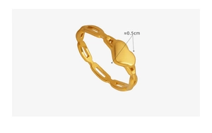 Gros plan sur la bague à maillons dorés montrant le détail du cœur poli de 0,5 cm