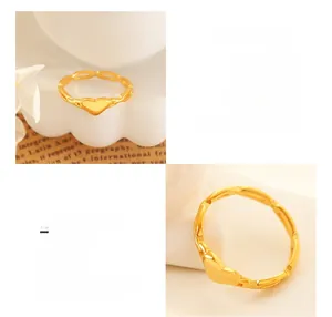 Détail de la bague coeur en acier titane plaqué or 18K avec design à maillons