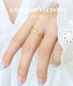 Détail de la bague cœur plaquée or sur mannequin avec dentelle pour le style mode 2023 AW