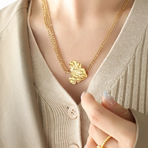 Collar con Colgante de Hoja de Ginkgo de Acero Inoxidable Chapado en Oro de 18K Vintage Cadena Figaro Ajustable Joyería para Mujer