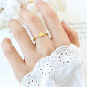 Bague cœur doré minimaliste en acier inoxydable pour femme avec design chaîne élégant