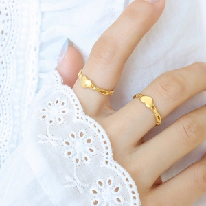 Bague chaîne cœur plaqué or en acier inoxydable portée par un mannequin femme