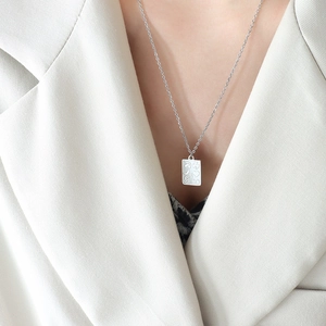 Collier à pendentif rectangulaire de style français avec gravure cœur sur mannequin