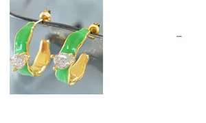 Detailansicht der C-förmigen Smaragd-Emaille-Ohrringe mit Zirkonia-Tropfen in Gold