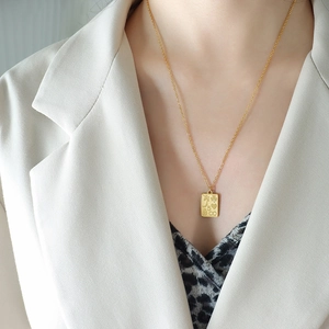 Collier Pendentif Cœur Et Plaque Carrée Vintage Acier Inoxydable Symboles Relief Bijoux Chance Dorés Style Français Pour Femmes