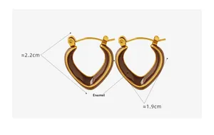 Detailansicht goldene V-Ohrringe mit braunem Emaille und Maßangabe von 2,2 cm Höhe