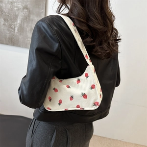 Borsa sottobraccio in velluto a coste bianco con graziosa stampa di fragole rosse
