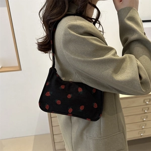 Chic sac sous le bras en velours côtelé noir avec broderie fraise et silhouette baguette