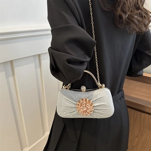Pochette de soirée argentée à paillettes avec fleur en cristal et chaîne dorée