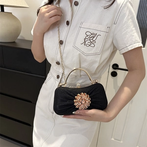 Pochette de soirée plissée noire élégante avec fleurs en strass champagne et chaîne dorée