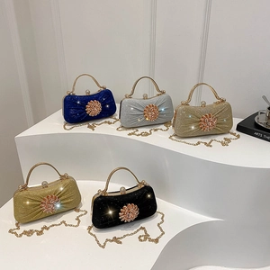 Pochettes de soirée plissées en tissu pailleté avec fleurs en cristal en cinq couleurs