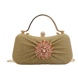 Pochette de soirée dorée avec ornement floral en cristal et bandoulière chaîne