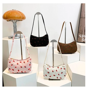 Détail de sacs à bandoulière en velours côtelé avec imprimé fraise en quatre couleurs