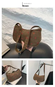 Vue détaillée du sac à bandoulière en velours côtelé marron avec motifs de fraises