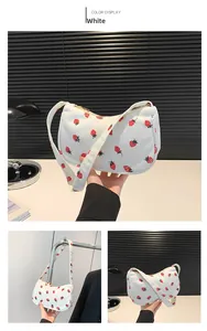 Texture détaillée du sac à bandoulière en velours côtelé blanc avec motif fraise