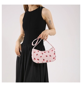 Sac hobo en velours côtelé rose avec motif fraises rouges et texture côtelée