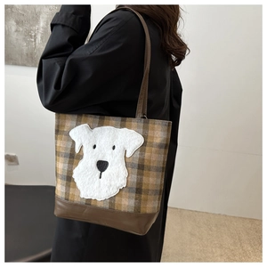 Détail du sac cabas à carreaux avec écusson Schnauzer et base en cuir marron
