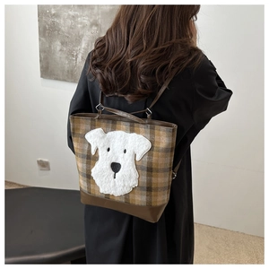 Sac cabas à carreaux marron avec motif chien porté par un mannequin de dos