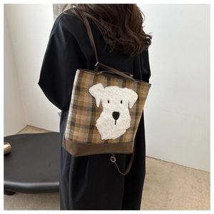 Détail du sac cabas à carreaux avec patch schnauzer 3D et lanières en cuir marron