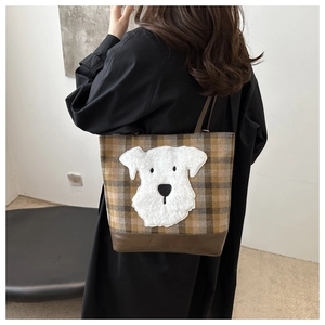 Détail de l'écusson schnauzer en peluche sur le sac cabas vintage en laine à carreaux