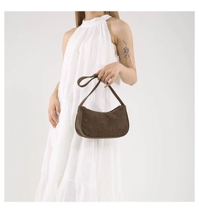 Sac à bandoulière en velours côtelé marron avec imprimé fraise et forme demi-lune